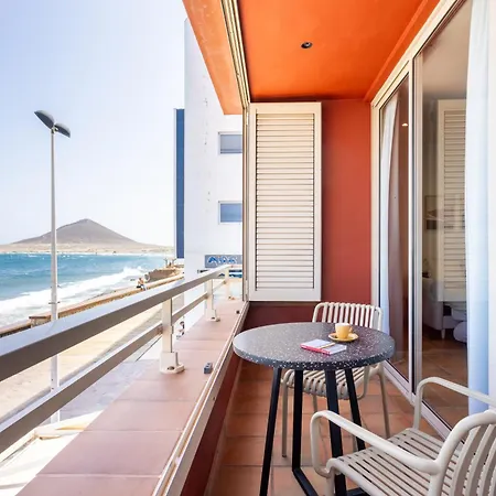 Spectacular Beachfront Loft-style Casa Corina Ii דירה